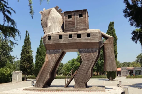 Троя - сказочный город из легенд, который находится в Турции...